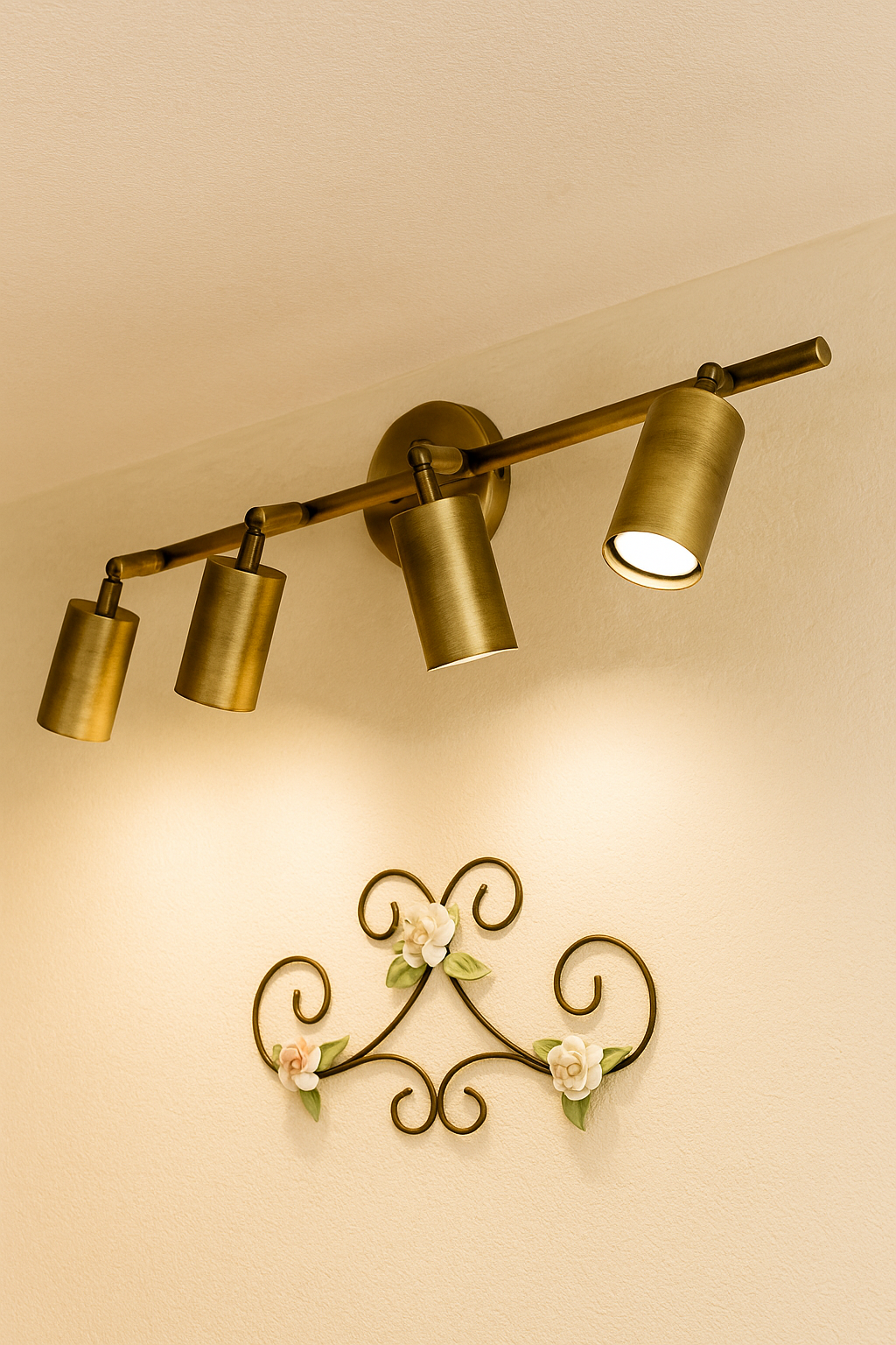 Eslitme Spotlight Wall Lamp with 4 Spotlights and GU10 Bulbs